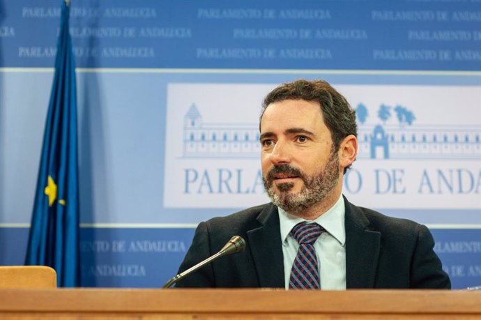 El portavoz adjunto del PP-A en el Parlamento, José Ramón Carmona, en rueda de prensa este jueves
