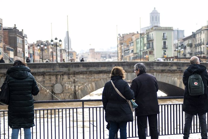 Diversos vens de Girona veuen com el riu Onyar est a punt d'anar-se'n de mare a causa de les fortes pluges que ha deixat la borrasca Gloria, Girona /Catalunya (Espanya), 22 de gener del 2020.