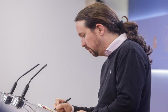 El secretario general de Podemos, Pablo Iglesias, ofrece una rueda de prensa en el Congreso de los Diputados tras su consulta con el Rey sobre una posible investidura del candidato socialista como Presidente del Gobierno, en Madrid (España), a 11 de dic