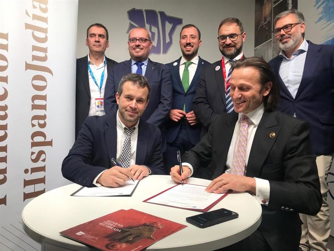 El alcalde de Jaén, Julio Millán, firma el convenio de la Red de Juderías con la Fundación Hispanojudía