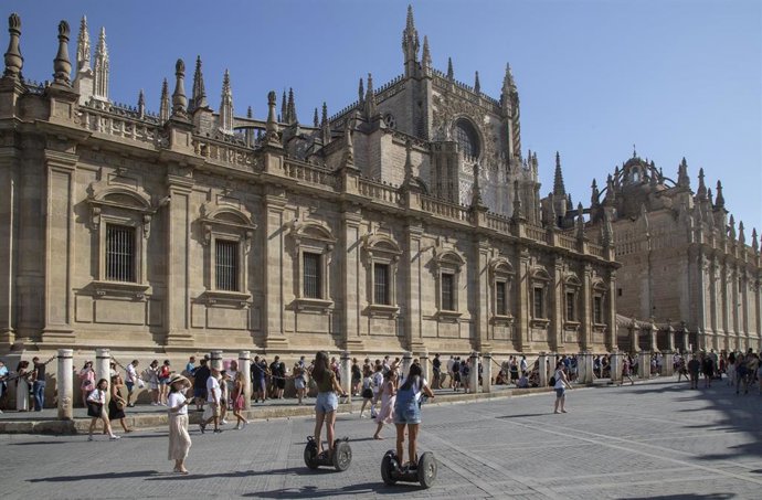 Largas colas de turistas y sevillanos esperan para visitar la Catedral. Sevilla