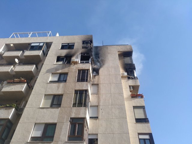 Estado del edificio en el que una vivienda ha ardido en Almería