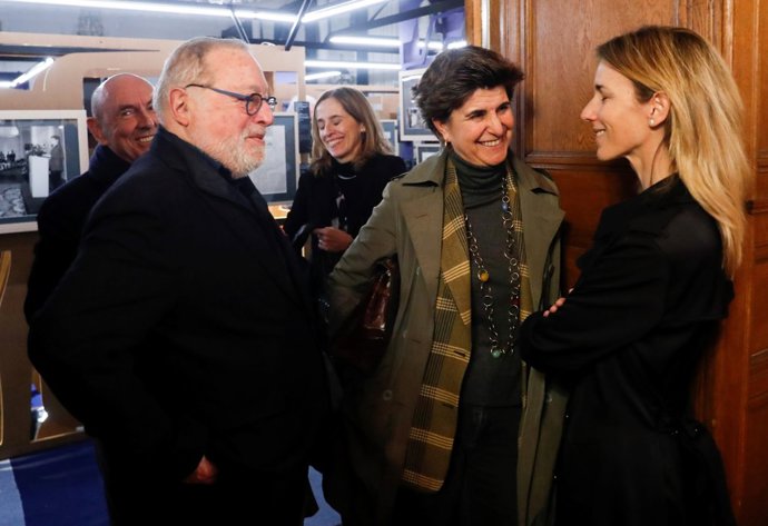 Fernando Savater (izq), María San Gil (centro) y  Cayetana Árvarez de Toledo (dech), hablan durante su visita por la exposición que conmemora el 25 aniversario del asesinato de Gregorio Ordóñez