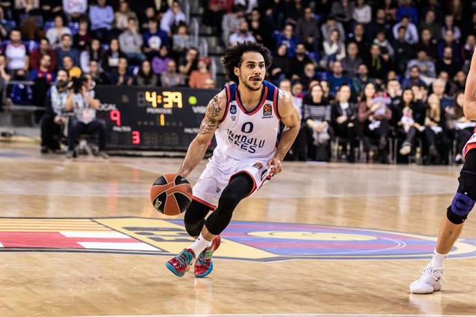 Shane Larkin jugando con el Efes