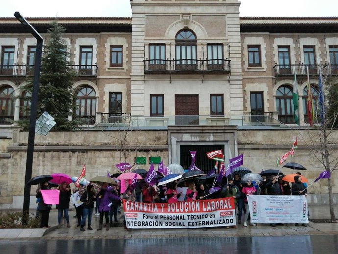 Imagen de la concentración de técnicos de integración social e intérpretes de lengua de signos frente a la Delegación de Educación de la Junta en Granada