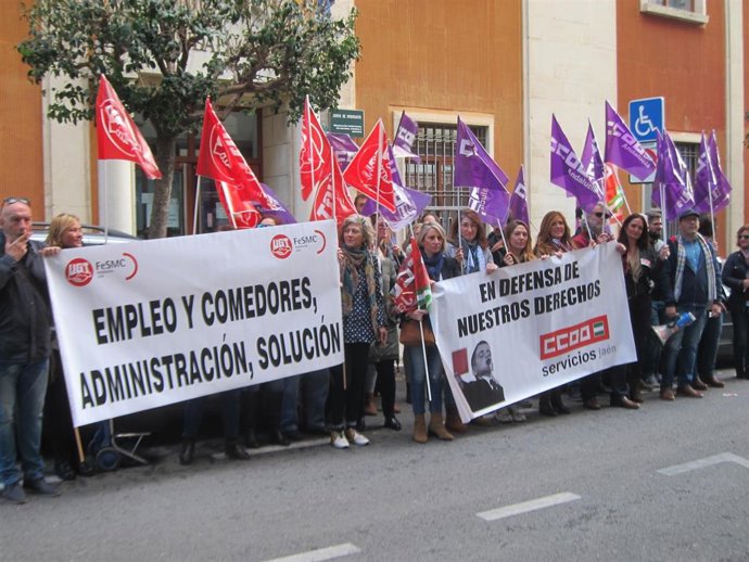 Protesta de UGT y CCOO ante la Delegación de Educación por los comedores escolares