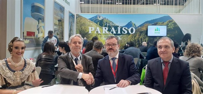 Firma en Fitur del acuerdo de colaboración entre Oviedo y Valencia para su promoción turística