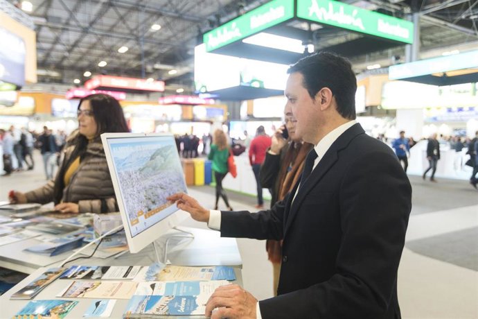 El presidente de la Diputación interacciona en el expositor del destino 'Costa de Almería'