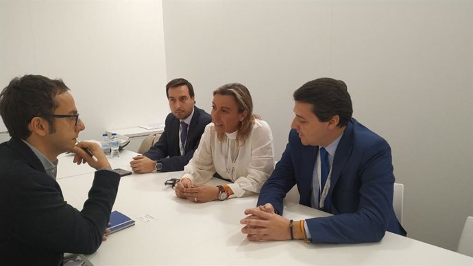 José María Bellido e Isabel Albás con Fabrizio Cali.