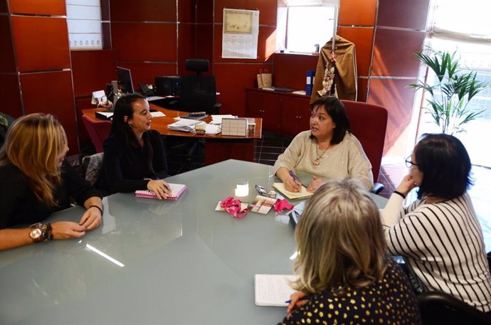 La consejera de Acción Social del Cabildo de Tenerife, Marian Franquet, en una reunión con colectivos sociales para abordar la situación de la prostitución