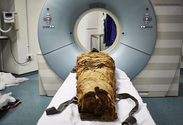 La momia de Nesyamun, introducida en un escáner CT