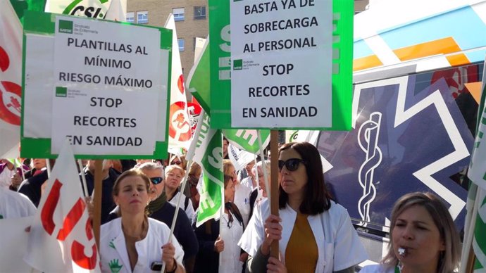 Imagen de archivo de una protesta de Satse ante el Hospital Virgen del Rocío.