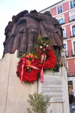    La alcaldesa de Madrid, Manuela Carmena, ha expresado este viernes  su deseo de convertir en emblema de la ciudad el monumento en recuerdo a los cuatro abogados laboralistas y el sindicalista que fueron asesinados en la matanza de Atocha en 1977
