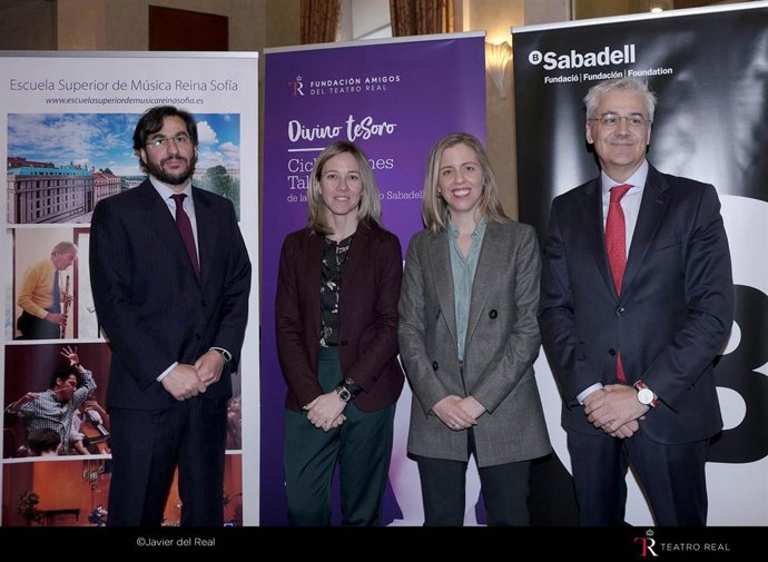 La Fundación Amigos del Teatro Real durante la presentación del 'Ciclo Jóvenes Talentos Fundación Sabadell'