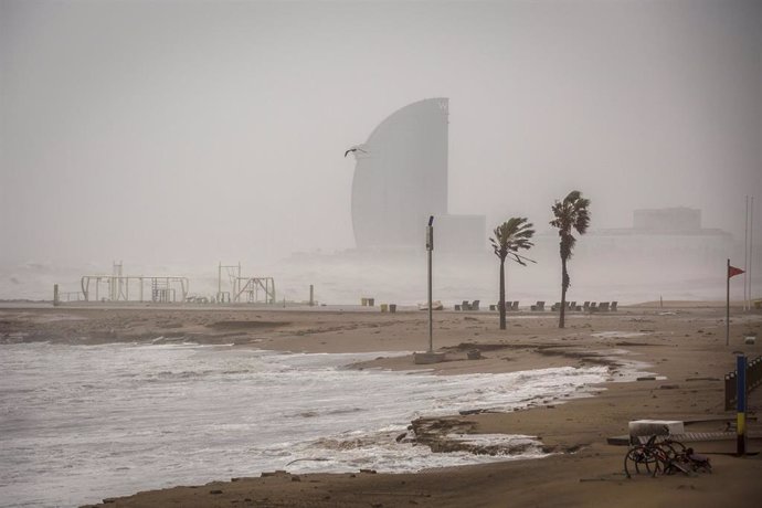 Imagen de la playa de la Barceloneta durante el paso de la borrasca 'Gloria' que ha dejado fuertes rachas de viento y lluvia, a 21 de enero de 2020.