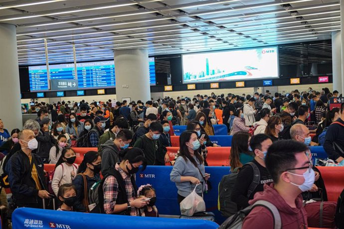 23 January 2020, China, Hong Hong: Travellers line up at the departure hall of the West Kowloon Rail station.
