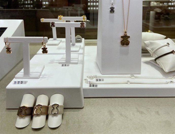 Anillos, colgantes, pendientes y pulseras de Tous en el interior de una de sus tiendas en Madrid 