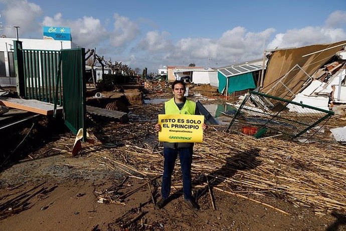 Activista de Greenpeace visitando zonas afectadas por el temporal Gloria