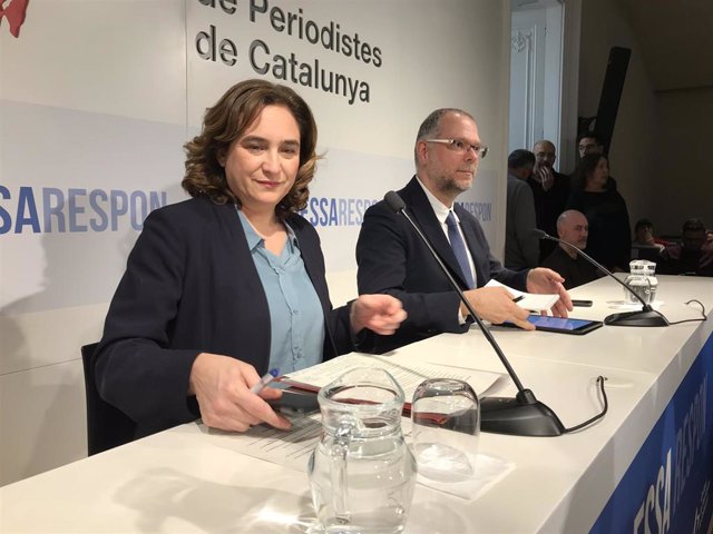 La alcaldesa de Barcelona, Ada Colau, y el decano del Col•legi de Periodistes de Catalunya, Joan Maria Morros.