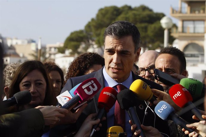 El presidente del Gobierno, Pedro Sánchez, atiende a los medios el Puerto de Cala Ratjada en Capdepera (Mallorca), durante su visita a las zonas afectadas por la borrasca Gloria.