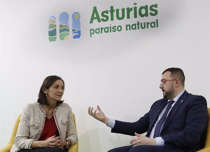 La ministra de Industria, Reyes Maroto, y el presidente del Principado de Asturias, Adrián Barbón, en Fitur.