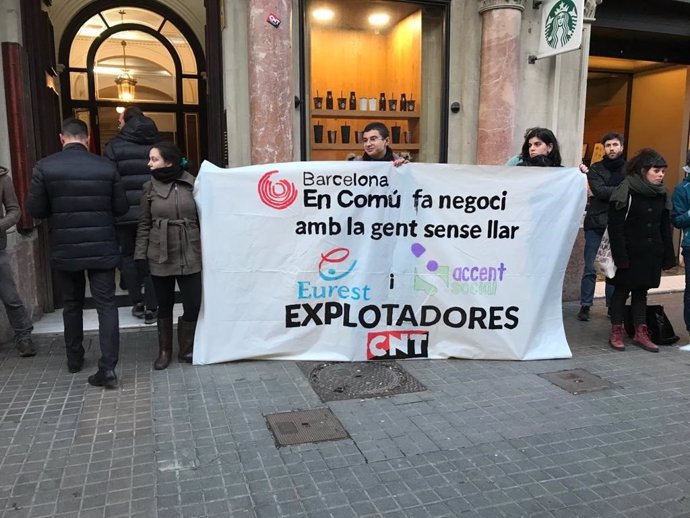 Protesta de trabajadores sociales contra la alcaldesa de Barcelona, Ada Colau, a las puertas del Collegi de Periodistes de Catalunya.