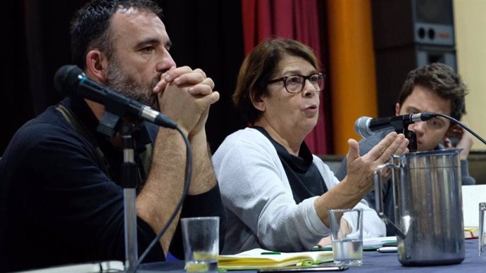 El concejal de Más Madrid Nacho Murgui junto a la diputada de Más País Inés Sabanés intervienen en una jornada dedicada a adoptar medidas contra los desequilibrios del sureste.