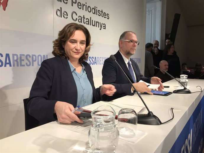 La alcaldesa de Barcelona, Ada Colau, y el decano del Collegi de Periodistes de Catalunya, Joan Maria Morros.