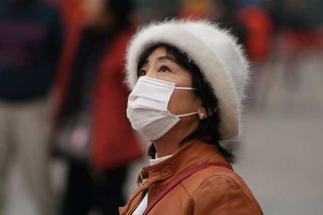 Una mujer con una mascarilla para evitar contagiarse en China. 