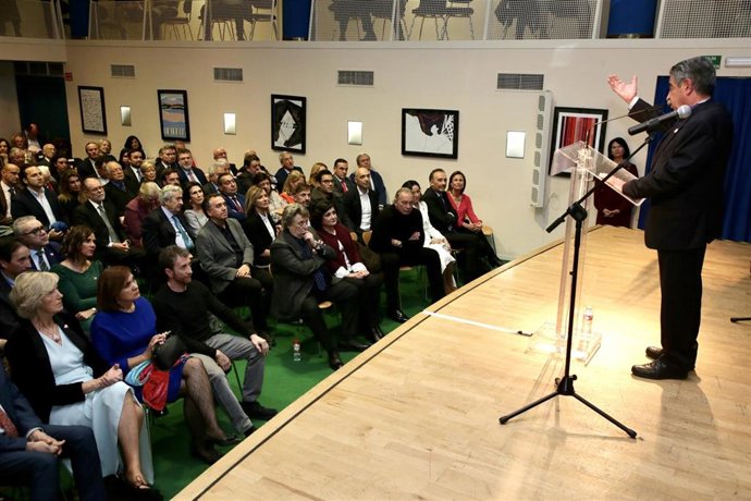 Fitur.- Revilla elogia a Cantabria como "región acogedora en medio de las turbul