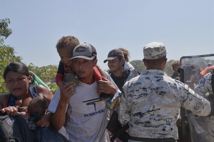 Migrantes centroamericanos detenidos en la frontera mexicana con Guatemala por la Guardia Nacional.