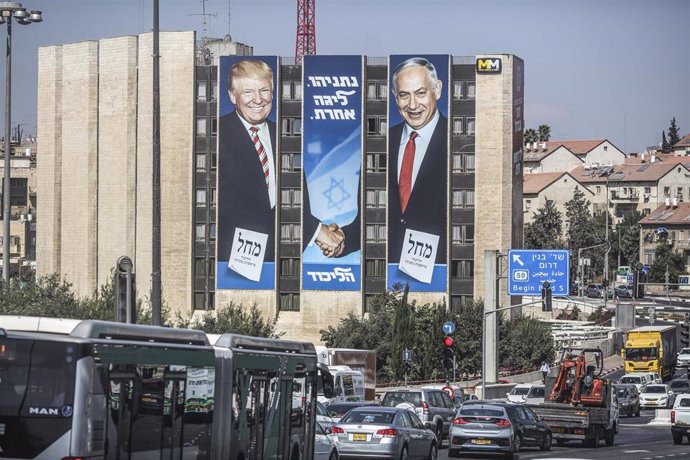 Trump y Netanyahu en un cartel de publicidad electoral.