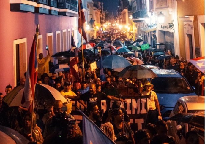 EEUU.- La Policía de Puerto Rico repele a manifestantes con gases lacrimógenos a