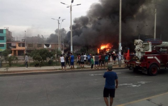 El cuerpo de Bomberos de Perú acudió al incendio que se produjo tras la fuga de gas de un camión cisterna en Lima, Perú.