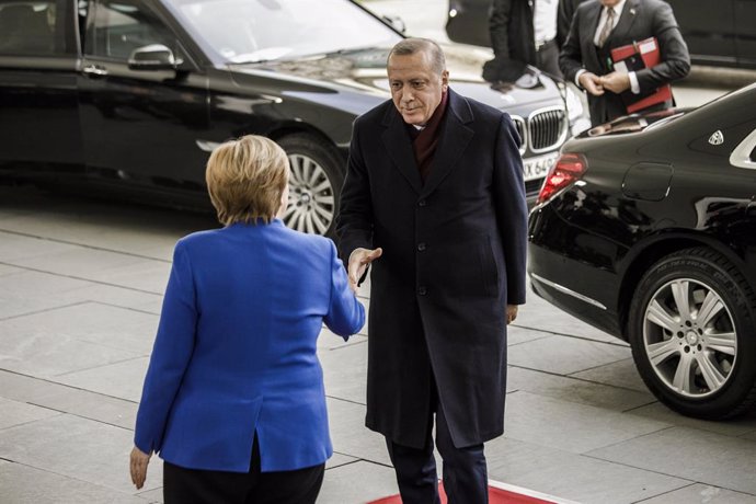 Turquía/Alemania.- Erdogan recibe a Merkel en Estambul para abordar las múltiple