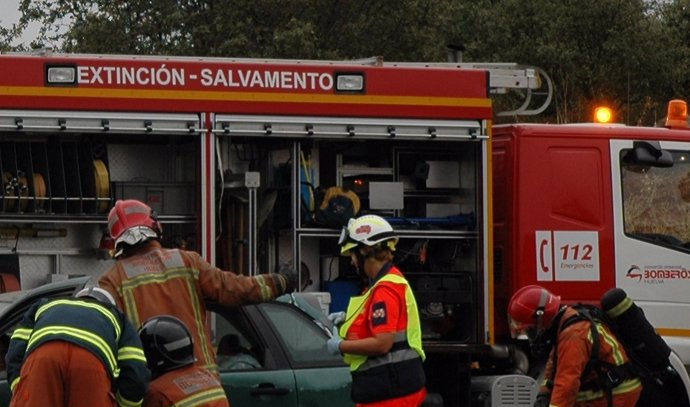 Cádiz.- Sucesos.- Evacuan a un afectado por quemaduras e intoxicado por humo en el incendio de una casa en El Bosque