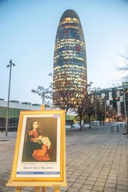 Una de las réplicas de cuadros colocadas en Barcelona el 24 de febrero de 2020, junto a la leyenda '+CulturaxBCN': 'La virgen niña en oración' de Francisco Zurbarán