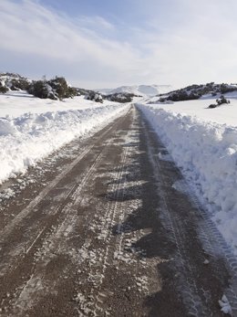 Vía de acceso a Utrillas tras el temporal de nieve 'Gloria'.