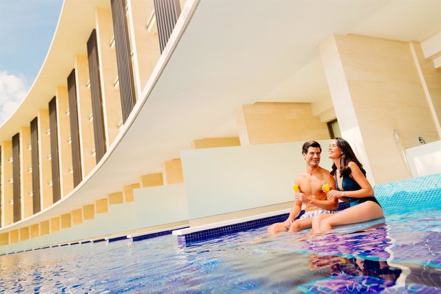 Piscina en el complejo de Barceló Hotel Group en Riviera Maya