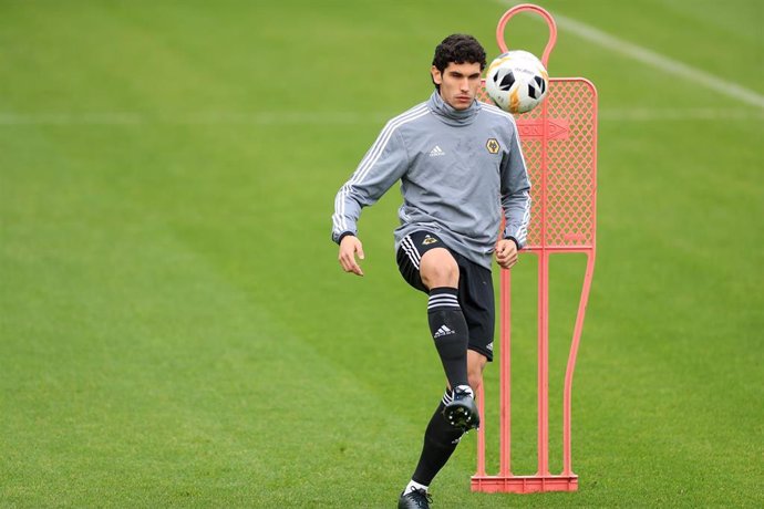 Jesús Vallejo entrenando con el Wolverhampton