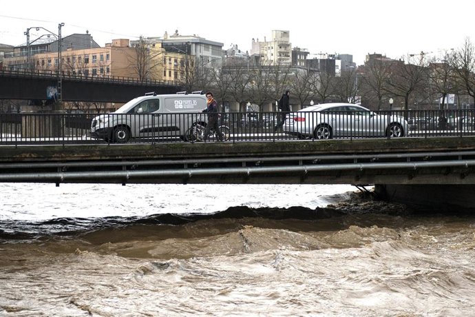 El río Onyar a punto de desbordarse, debido a las fuertes lluvias que ha dejado la borrasca 'Gloria', en Girona /Catalunya (España), a 22 de enero de 2020.