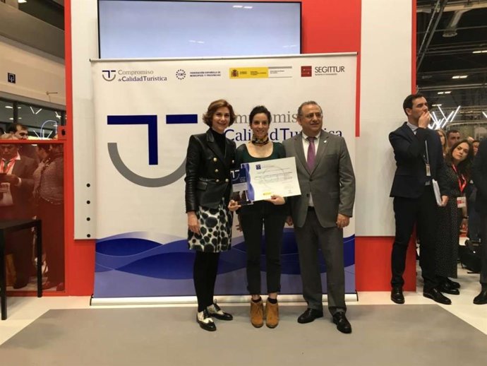 La consejera de Cultura recoge un reconocimiento en Fitur