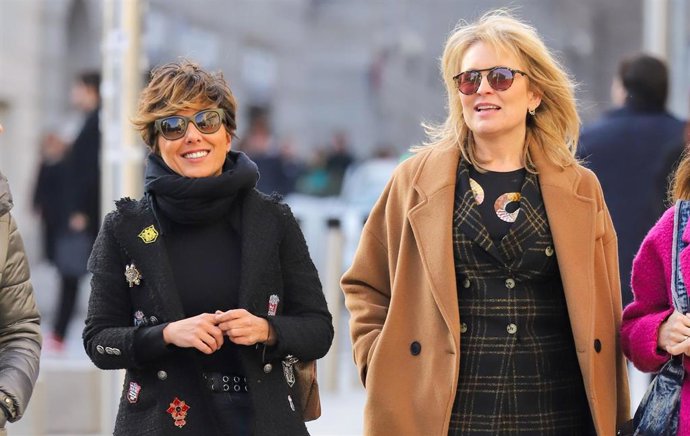 Sonsoles Ónega disfruta de una comida con sus amigas periodistas que trabajan en el Congreso con las que compartió espacio laboral