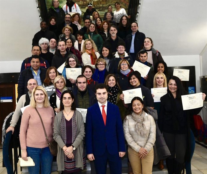 Nota De Prensa, Foto Y Audio Entrega Diplomas Cursos Desempleados Adl Santander Enero 2020