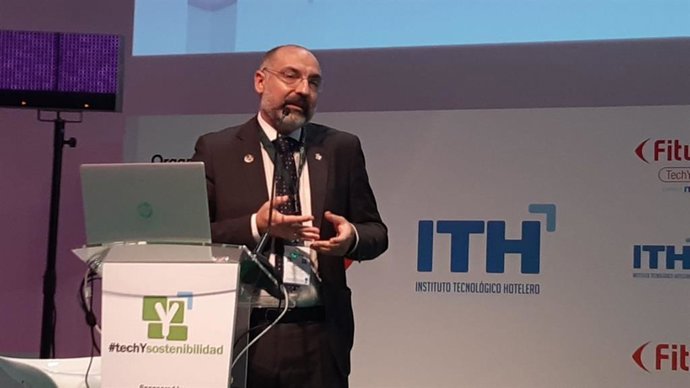 El conseller de Turismo y Deportes del Consell de Mallorca, Andreu Serra, en Fitur