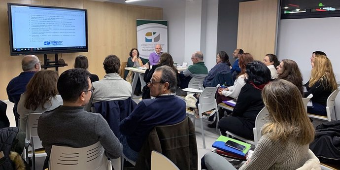 Imagen de una reunión de la Junta General del Colegio de Psicología de Andalucía Occidental.