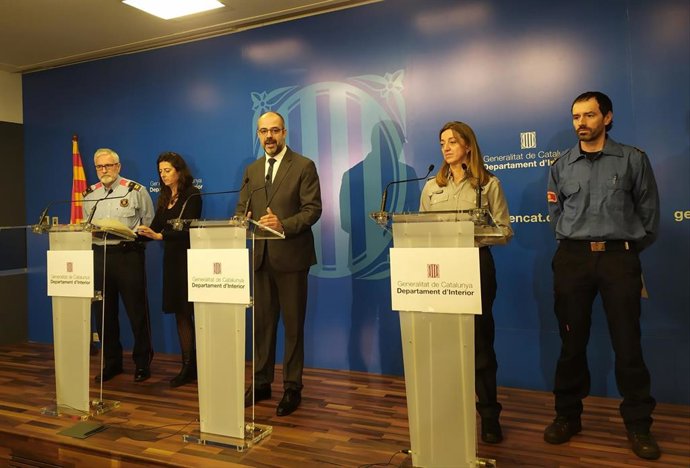 El comisario de Mossos Xavier Creus, la subdirectora del SCT Lourdes Puigbarraca, el conseller de Interior Miquel Buch, la jefa de equipos de Protección Civil de la Generalitat Rosa Mata y y el subdirector operativo de Bombers de la Generalitat.