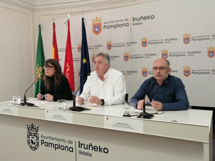 Maider Beloki, Joseba Asiron y Joxe Abaurrea, de EH Bildu, en una rueda de prensa en el Ayuntamiento de Pamplona