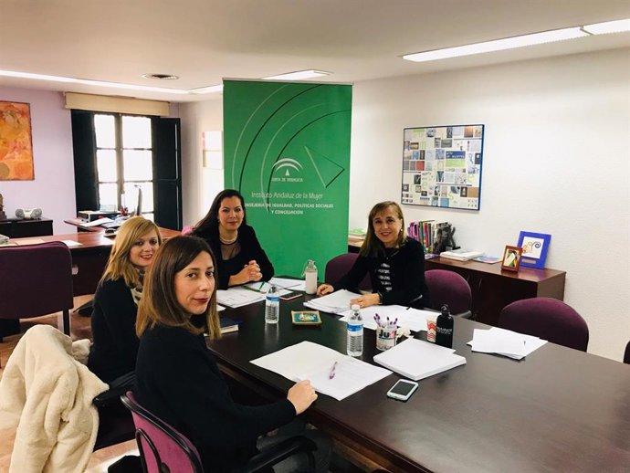 El IAM se reúne con un centenar de asociaciones de mujeres y entidades y les anuncia nuevas basese para las subvenciones