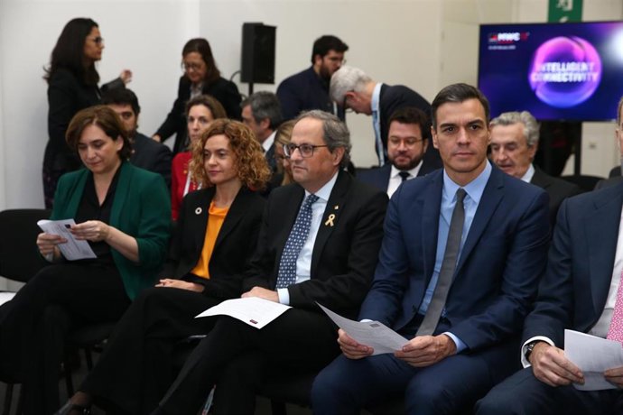 (I-D) La alcaldesa de Barcelona, Ada Colau; la ministra de Política Territorial y Función Pública, Meritxell Batet; el presidente de la Generalitat, Quim Torra; el presidente del Gobierno, Pedro Sánchez; el Rey Felipe VI; en una foto de archivo. 